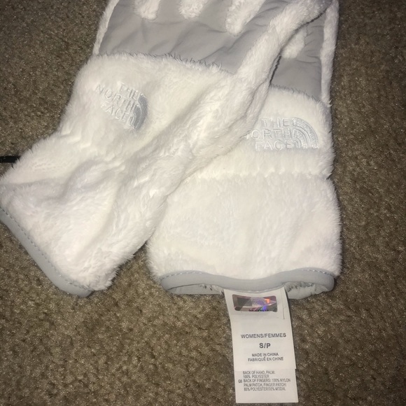 White fuzzy/fluffy Northface women’s jacket - Picture 8 of 8